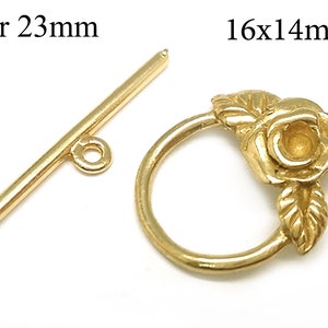 Könnte beinhalten: Goldfarbenes Schmuckverschluss-Set. Das Set enthält einen 23 mm langen Stab und einen Ringverschluss mit Rosenmuster, der 16x14 mm misst. Ideal für die Schmuckherstellung, dieser Verschluss verleiht Halsketten und Armbändern einen Hauch von Eleganz.