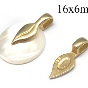 Könnte beinhalten: Goldfarbener, blattartiger Anhänger mit einer weißen Perlmutt-Scheibe. Der Anhänger misst 16 mm x 6 mm.