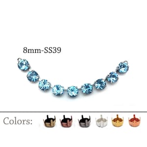Può includere: Una fila curva di nove strass rotondi azzurri incastonati in supporti metallici, etichettata 8mm-SS39. Sotto, il testo Colors mostra sei castoni metallici vuoti in bronzo, rame, nero, argento, oro e oro rosa per le pietre.