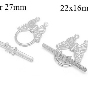 Könnte beinhalten: Silberner Schmetterlingsverschluss mit einer 27 mm Stange und einem 22 x 16 mm Schmetterling. Der Verschluss ist für die Schmuckherstellung konzipiert und verfügt über ein detailliertes Schmetterlingsdesign.