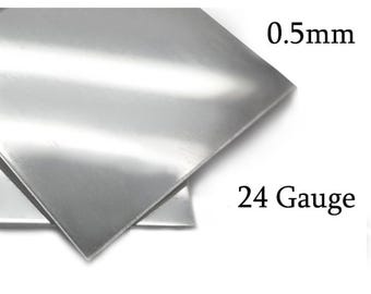 Op de afbeelding: Twee vellen zilverkleurig metaal, 0,5 mm dik, 24 gauge.