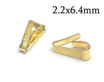 Może przedstawiać: Dwie złote metalowe zawieszki do biżuterii o trójkątnym kształcie, każda o wymiarach 2,2x6,4 mm. Jedna zawieszka jest ustawiona pionowo i posiada wybity numer 585, podczas gdy druga leży na boku, ukazując gładką, zakrzywioną metalową powierzchnię.