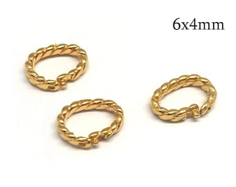 Könnte beinhalten: Drei goldfarbene, ovale Biegeringe mit gedrehter Seilstruktur. Jeder Ring verfügt über einen kleinen Öffnungsmechanismus und misst 6x4mm. Die Ringe haben eine polierte metallische Oberfläche und sind auf weißem Grund angeordnet.