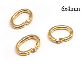 Könnte beinhalten: Drei goldfarbene, ovale Biegeringe mit einem aufklappbaren Verschlussmechanismus, jeweils 6x4mm groß. Diese metallischen Schmuckelemente verfügen über eine glatte, polierte Oberfläche und einen kleinen Schnappverschluss zum Verbinden.