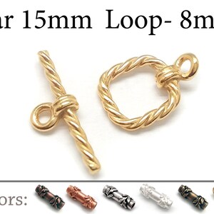 Könnte beinhalten: Vergoldeter Metallverschluss mit einem 15 mm langen Bügel und einer 8 mm großen Schlaufe. Bügel und Schlaufe haben ein gedrehtes Seil-Design. Farben: Antikmessing, Kupfer, Silber, Gold und Nickel.