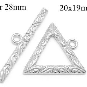 Könnte beinhalten: Silberfarbener Metall-Schiebeverschluss mit einem dekorativen, wirbelnden Muster. Die Stange misst 28 mm und das Dreieck misst 20 x 19 mm.