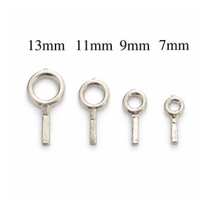 Può includere: Quattro componenti per gioielli in metallo color argento, ciascuno caratterizzato da un occhiello circolare fissato a uno stelo rettangolare. Gli articoli sono disposti per dimensione, etichettati 13mm, 11mm, 9mm e 7mm, con finitura martellata.