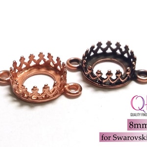 K&ouml;nnte beinhalten: Zwei kronenf&ouml;rmige Schmuckfassungen aus kupferfarbenem Metall mit seitlichen &Ouml;sen zur Befestigung. Eine Fassung ist hell kupferfarben, die andere dunkel oxidiert. Der Text lautet QFM QUALITY FINDINGS MARKET 8mm for Swarovski SS39.