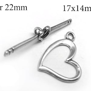 Könnte beinhalten: Silberner herzförmiger Verschluss mit einer 22 mm langen Stange. Das Herz misst 17 mm x 14 mm.