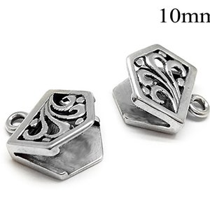 Puede incluir: Dos cierres de metal plateados con un diseño adornado. Cada cierre mide 10 mm y tiene un bucle para sujetarlo a una cadena o cordón.
