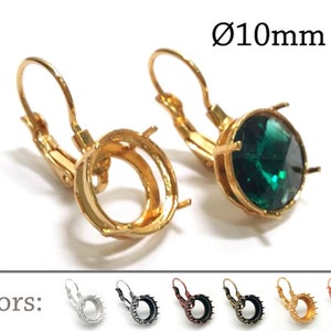 Könnte beinhalten: Goldfarbene Ohrring-Fassungen mit einer runden 10 mm großen Zarge für Cabochonsteine. Die Ohrringe sind mit einem grünen Cabochonstein gezeigt. Farben: Silber, Schwarz, Gold, Roségold.