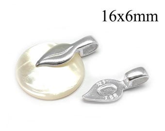 Puede incluir: Un colgante redondo de nácar blanco con un pasador plateado en forma de hoja y un pasador plateado separado en forma de hoja con el sello 925 y JBB. El texto 16x6mm es visible en la esquina superior derecha de la imagen como referencia.