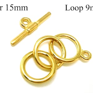 Könnte beinhalten: Goldfarbener Metallverschluss mit einem 15 mm langen Bügel und einer 9 mm großen Schlaufe. Der Verschluss wird für die Schmuckherstellung verwendet.