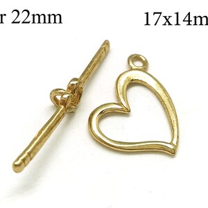 Könnte beinhalten: Goldfarbener herzförmiger Verschluss mit einer 22 mm langen Stange. Das Herz misst 17 mm x 14 mm.