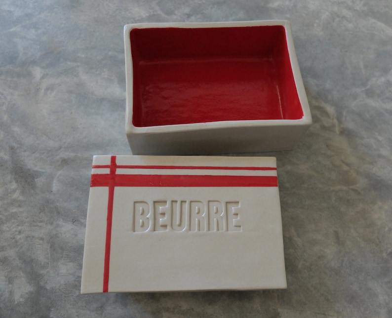 Beurrier à eau rectangulaire , nouveau beurrier breton © Tous droits réservés 2020 beige et rouge