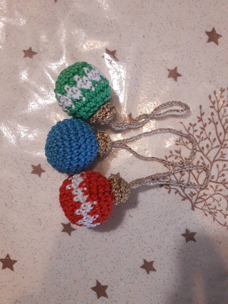 Magnifique Décoration de Noël, Collection Petits Sujets, Modèle Trio Boules