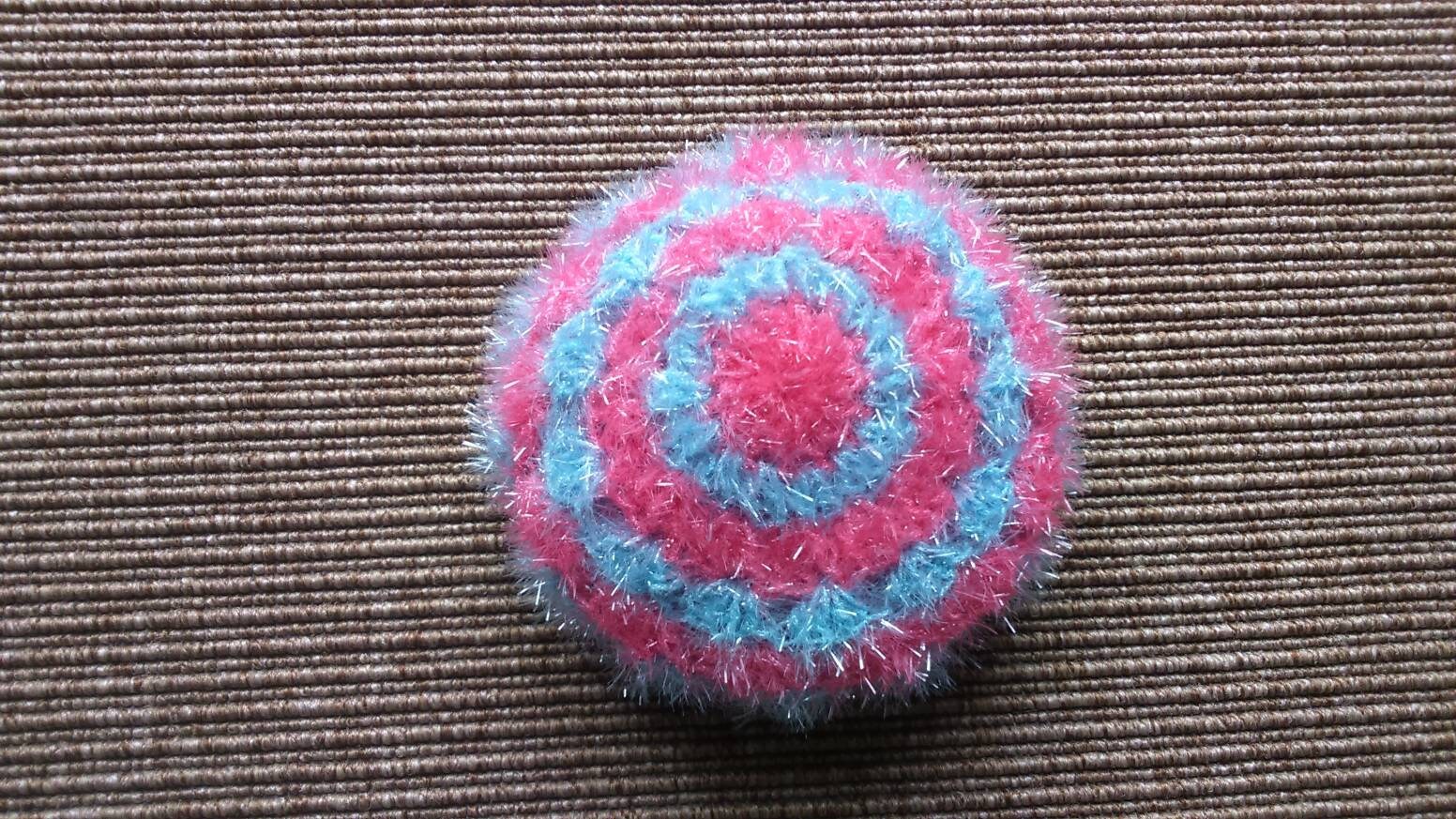 Magnifique Éponge Tawashi, Modèle Fleur Ronde Rose et Bleu