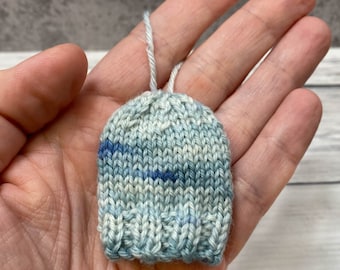 Mönster för stickad mössa, stickad mössa, julgransprydnad, stickade julplagg, juldekorationer, julgransdekorationer