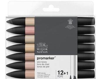 Könnte beinhalten: Ein Set mit 12 Winsor & Newton Promarker Hautfarbtönen in einer transparenten Plastikverpackung. Die Marker sind in einer Reihe angeordnet, wobei die schwarzen Kappen zum Betrachter zeigen. Die Verpackung enthält einen kostenlosen Blender-Marker. Der Text "promarker", "skin tones", "tons de chair", "tonos de piel", "FREE blender", "mélangeur GRATUIT", "mezclador GRATIS", "12+1" und "PC/PZ" ist auf der Verpackung aufgedruckt.