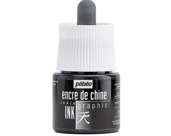 Peut inclure: Une bouteille noire d'encre de Chine Pebeo avec un compte-gouttes. L'étiquette de la bouteille indique "encre de chine india ink graphic" et présente un graphisme noir et blanc d'un caractère chinois.