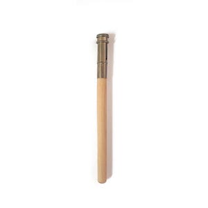 Op de afbeelding: Een houten mechanisch potlood met een messing top en een houten cilinder.
