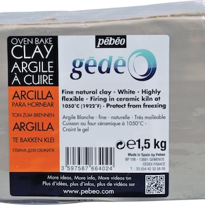 Pode incluir: Uma embalagem de 1,5 kg de argila branca para cozer no forno, etiquetada como "gede" pela Pebeo. A embalagem é fabricada em Espanha e inclui instruções em vários idiomas, como inglês, espanhol, francês, alemão, holandês, italiano e russo.