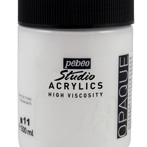 Może przedstawiać: Biały, cylindryczny pojemnik farby akrylowej P&eacute;b&eacute;o Studio, o wysokiej lepkości, biel tytanowa. Pojemnik ma czarną pokrywę, a etykieta głosi "OPAQUE". Pojemnik mieści 500 ml.