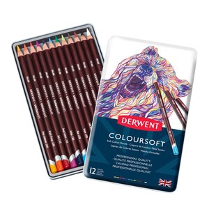 Op de afbeelding: Een set van 12 Derwent Coloursoft-potloden in een blikken doos. De potloden zijn in een rij gerangschikt en zijn gelabeld met hun kleuren. De doos heeft een kleurrijke illustratie van een beer en de tekst "Derwent Coloursoft".