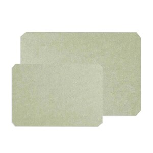 Peut inclure: Deux sets de table rectangulaires vert clair aux coins arrondis sont empil&eacute;s sur fond blanc. Les sets de table ont une surface textur&eacute;e et un design simple et minimaliste, adapt&eacute; &agrave; la salle &agrave; manger ou &agrave; la d&eacute;coration.