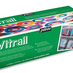 Pu&ograve; includere: Una scatola di vernice Vitrail Pebeo per decorare vetro e superfici trasparenti. La scatola &egrave; verde con un'immagine di cerchi colorati e un primo piano di un mosaico di vetro.