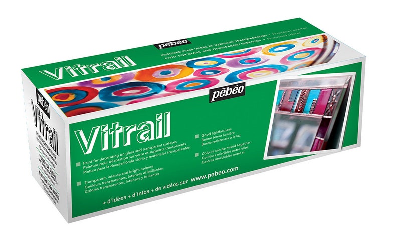 Pu&ograve; includere: Una scatola di vernice Vitrail Pebeo per decorare vetro e superfici trasparenti. La scatola &egrave; verde con un'immagine di cerchi colorati e un primo piano di un mosaico di vetro.