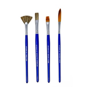 Könnte beinhalten: Vier blaue Pinsel mit verschiedenen Pinselköpfen. Die Pinselköpfe sind mit "STUDIO 22 TREE FAN", "STUDIO 22 EFFECTS STIPPLER", "STUDIO 22 GRASS COMB" und "STUDIO 22 SWORD LINER" beschriftet.