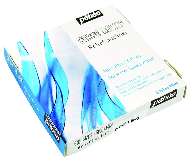 K&ouml;nnte beinhalten: Eine wei&szlig;e Box mit blauen und wei&szlig;en Flammen auf der Vorderseite. Die Box enth&auml;lt ein Set mit 6 Tuben Pebeo Cerne Relief Umrandungsfarbe f&uuml;r wasserbasiertes Glasmalerei. Die Box tr&auml;gt die Aufschrift "Cerne Relief" und "Relief Outliner" in schwarzer Schrift. Die Box tr&auml;gt au&szlig;erdem die Aufschrift "Pour vitrail &agrave; l'eau" und "For water based vitrail" in schwarzer Schrift. Die Box tr&auml;gt die Aufschrift "6 tubes 20ml" in schwarzer Schrift. Die Box hat die Produktnummer "002190".