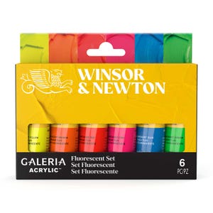 以下が含まれることがあります： Winsor & Newton Galeriaのアクリル蛍光絵具セット。イエロー、オレンジ、レッド、ピンク、ブルー、グリーンの6本のチューブ入り。黄色の紙製パッケージには、ブランド名、グリフィンのロゴ、および「Fluorescent Set 6 PC/PZ」というテキストが記載されています。