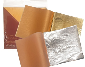 Può includere: Un pacchetto di 25 fogli di imitazione oro e argento, ogni foglio misura 140 mm x 140 mm. Il foglio è confezionato in un sacchetto di plastica trasparente con un'etichetta marrone che recita "25 fogli 140 x 140 mm Imitation Leaf Seawhite of Brighton".