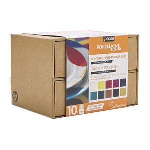 Pode incluir: Uma caixa de cartão contendo um conjunto de tinta Pebeo Porcelaine 150. A caixa apresenta um rótulo colorido com o nome do produto, as cores da tinta e o texto "Paint for Porcelain". O conjunto inclui 10 frascos de tinta, cada um com 45 ml.
