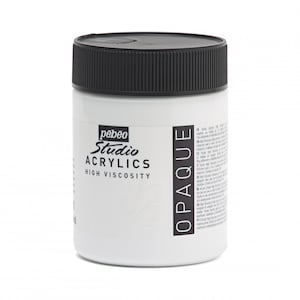 Może przedstawiać: Biały pojemnik farby akrylowej Pebeo Studio High Viscosity z czarną pokrywką. Na boku pojemnika znajduje się napis "OPAQUE". Produkt przeznaczony do użytku w studio.