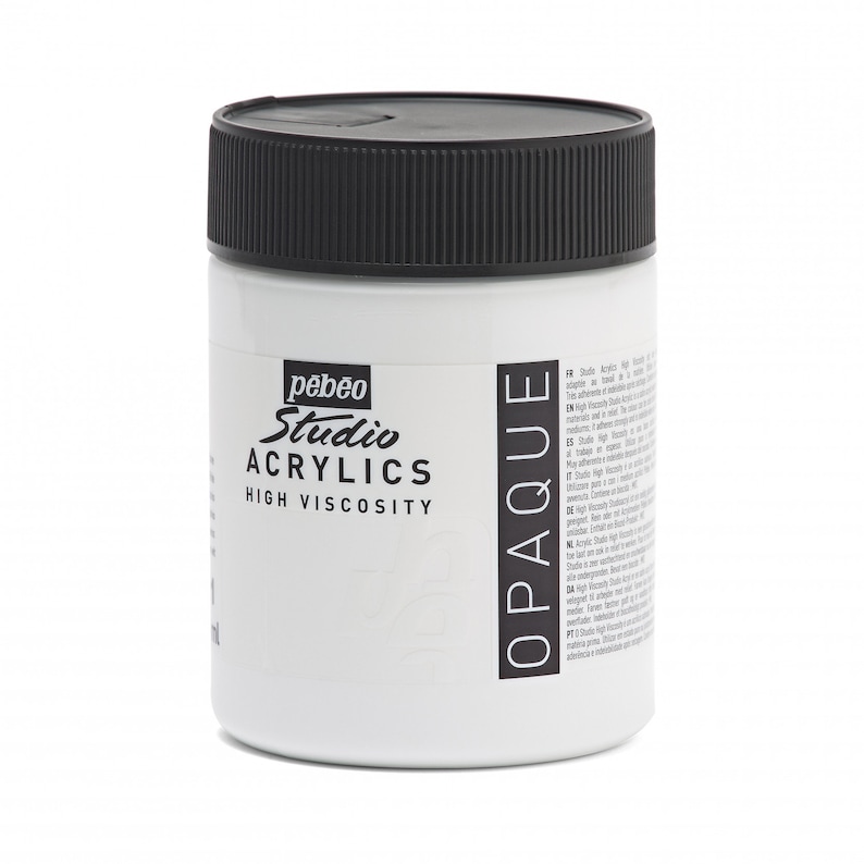 Może przedstawiać: Biały pojemnik farby akrylowej Pebeo Studio High Viscosity z czarną pokrywką. Na boku pojemnika znajduje się napis "OPAQUE". Produkt przeznaczony do użytku w studio.