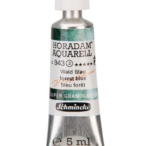 Könnte beinhalten: Eine Tube Schmincke Horadam Aquarell Aquarellfarbe, beschriftet mit "Wald Blau / forest blue / bleu forêt". Die silberne Tube hat einen weißen Deckel und enthält 5 ml Farbe. Das Etikett enthält die Nummer 14943 und fünf Sterne.