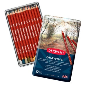 Op de afbeelding: Een set van 12 Derwent tekenpotloden in een blauwe blik met een landschapsscène. De potloden zijn zeer lichtvast en verkrijgbaar in verschillende kleuren, waaronder bruin, geel, groen en blauw. De blik heeft ook de tekst "Derwent Drawing" en "Professionele Kwaliteit".