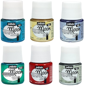 Puede incluir: Seis botes de pintura Pébéo Fantasy Moon en varios colores, incluyendo turquesa, arena, lila, esmeralda, carmín y plata. Cada bote tiene una tapa blanca y una etiqueta con el nombre de la marca y el color. La pintura está diseñada para efectos.