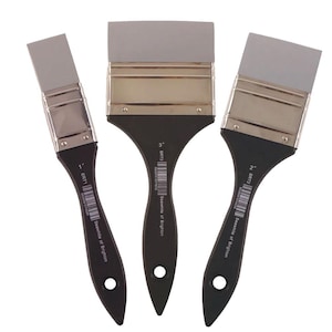 Könnte beinhalten: Drei Pinsel mit schwarzen Stielen und silbernen Metallfassungen. Die Pinsel sind mit der Marke "Seawhite of Brighton" und den Größen 1", 2" und 3" gekennzeichnet.