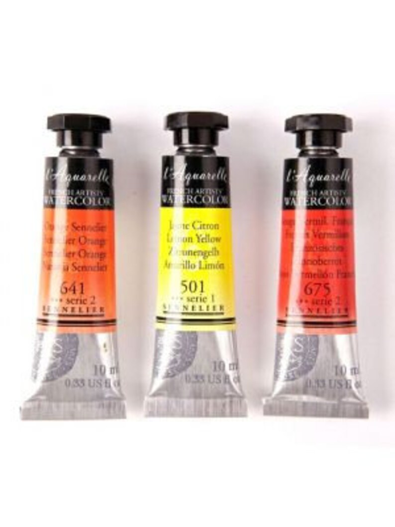 Pu&ograve; includere: Tre tubetti di acquerello L'Aquarelle. I tubetti sono etichettati con i nomi e i numeri dei colori: 641 Senode Orange, 501 Jaune Citron e 675 Vermillon. Ogni tubetto contiene 10 ml (0,33 fl oz US).
