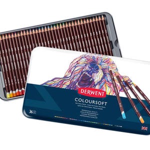 Op de afbeelding: Een metalen doos met 36 Derwent Coloursoft kleurpotloden. Het deksel van de doos toont een kleurrijke illustratie van een beer en de merknaam. De potloden zijn in rijen gerangschikt.