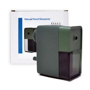 Peut inclure: Un taille-crayon manuel gris avec un porte-crayon en plastique transparent et une lame de taille-crayon en plastique noir. Le taille-crayon a une base en plastique noir et un porte-crayon en plastique transparent. Le taille-crayon est étiqueté "Taille-crayon manuel".