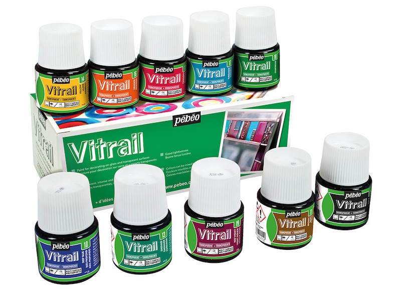 Pu&ograve; includere: Un set di dieci flaconi di vernice Vitrail Pebeo da 10 ml. I flaconi sono disposti in due file da cinque. La vernice &egrave; una vernice traslucida a base d'acqua che pu&ograve; essere utilizzata su vetro, ceramica e altre superfici. La vernice &egrave; disponibile in una variet&agrave; di colori, tra cui giallo, arancione, rosso, rosa, blu, verde, marrone e nero.