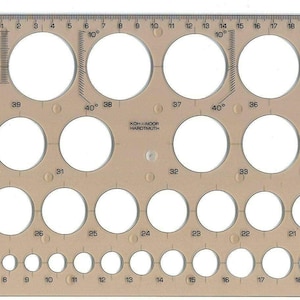 Könnte beinhalten: Eine transparente Kunststoff-Kreisschablone mit verschiedenen Kreisen in unterschiedlichen Größen zum Zeichnen. Die Schablone ist mit den Zahlen von 1 bis 40 beschriftet und enthält einen Winkelmesser.
