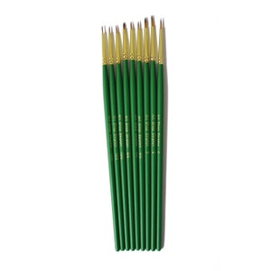 Op de afbeelding: Een set van acht groene verfkwasten met gouden ferrules en bruine haren. De kwasten zijn gelabeld "Art Shop Skipton" en hebben verschillende maten.