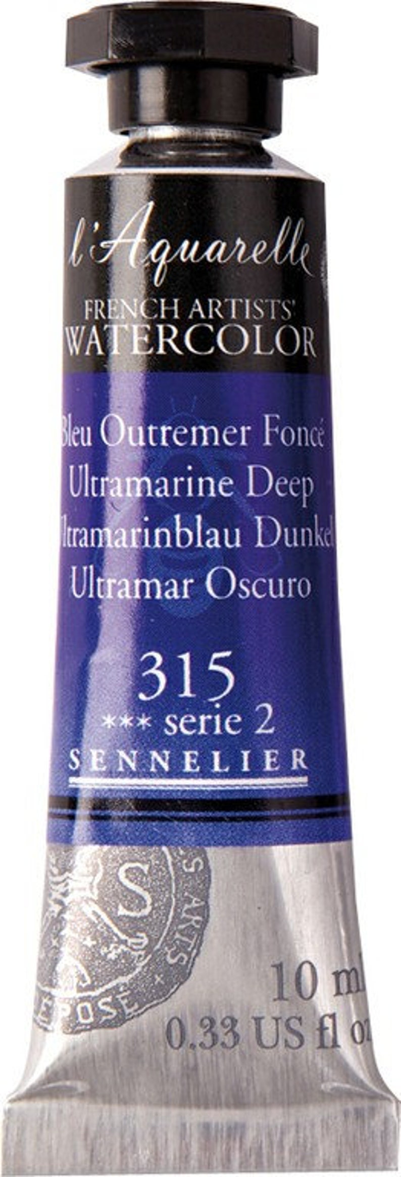 Pu&ograve; includere: Un tubo di acquerello Sennelier L'Aquarelle French Artists' nel colore Ultramar Oscuro. Il tubo &egrave; argentato con un tappo nero e un'etichetta con il nome del marchio, il nome del colore e il numero 315. Il tubo contiene 10 ml (0.33 US fl oz) di pittura.