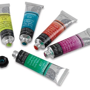 Pu&ograve; includere: Cinque tubetti di acquerello in vari colori, tra cui verde, blu, rosso, arancione e viola. Ogni tubetto &egrave; etichettato con il nome del marchio "Sennelier" e il nome del colore. I tubetti sono disposti a semicerchio su uno sfondo bianco.
